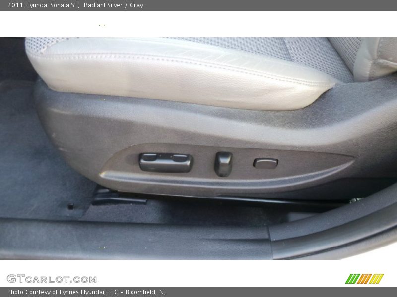 Radiant Silver / Gray 2011 Hyundai Sonata SE