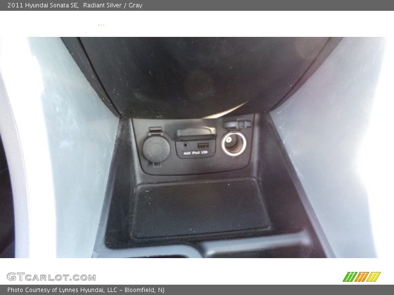 Radiant Silver / Gray 2011 Hyundai Sonata SE