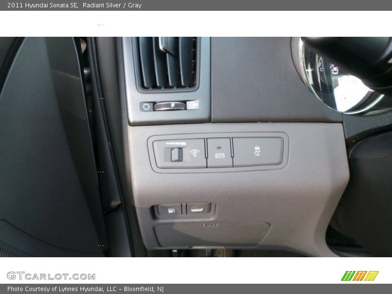Radiant Silver / Gray 2011 Hyundai Sonata SE