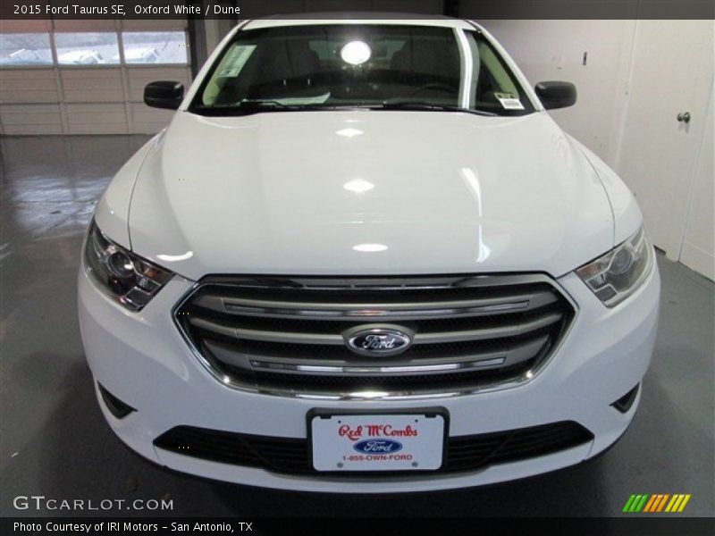 Oxford White / Dune 2015 Ford Taurus SE