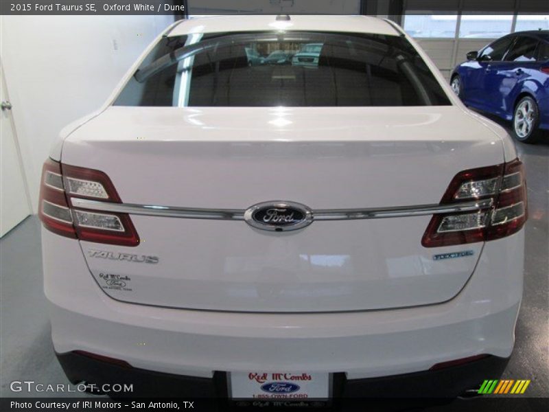 Oxford White / Dune 2015 Ford Taurus SE