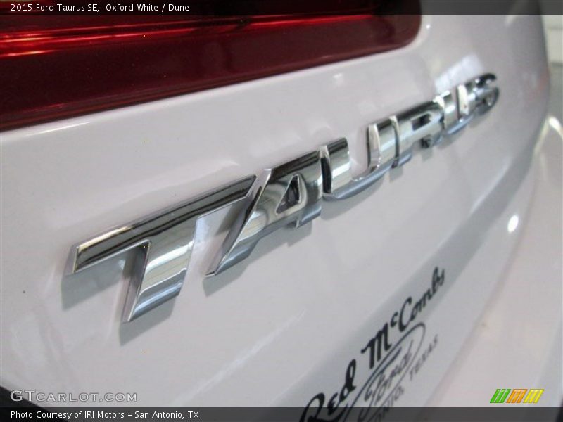 Oxford White / Dune 2015 Ford Taurus SE
