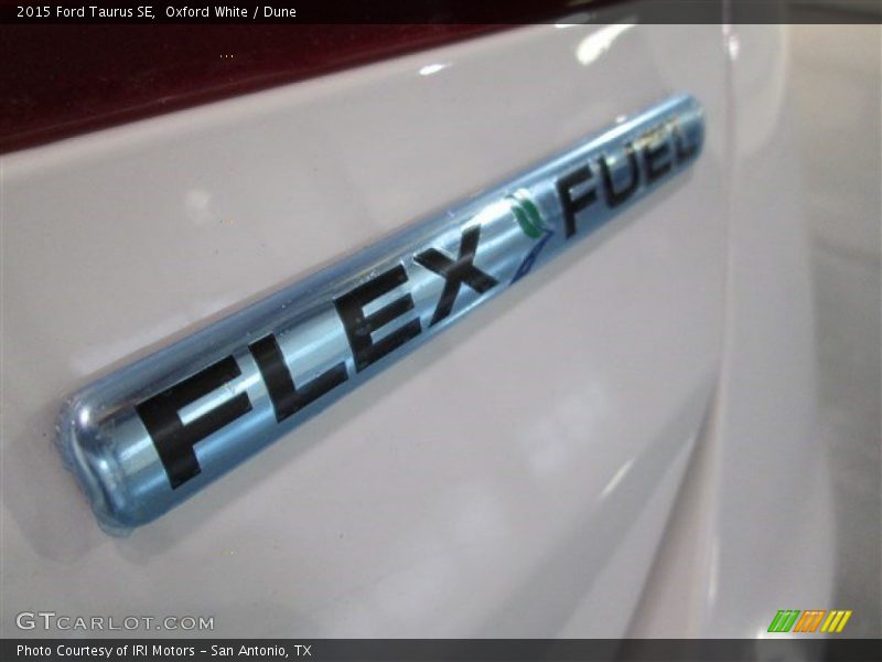Oxford White / Dune 2015 Ford Taurus SE