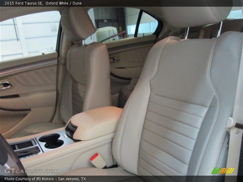 Oxford White / Dune 2015 Ford Taurus SE