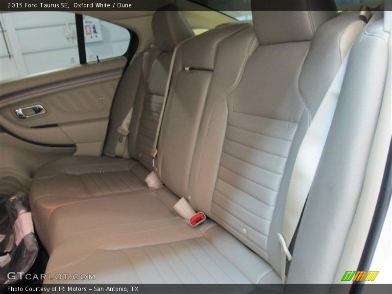 Oxford White / Dune 2015 Ford Taurus SE