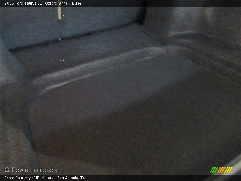 Oxford White / Dune 2015 Ford Taurus SE