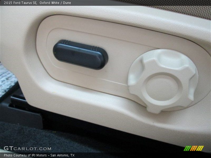 Oxford White / Dune 2015 Ford Taurus SE