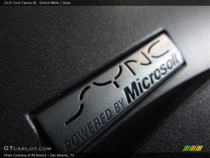 Oxford White / Dune 2015 Ford Taurus SE