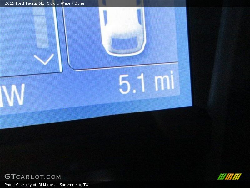 Oxford White / Dune 2015 Ford Taurus SE