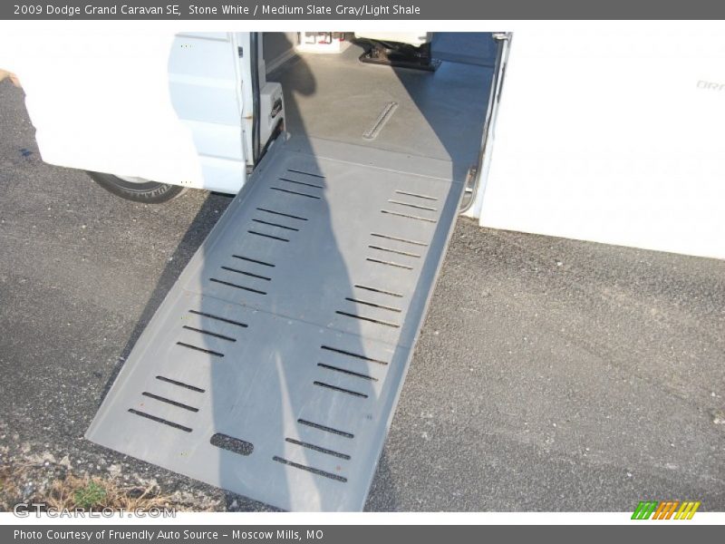 Stone White / Medium Slate Gray/Light Shale 2009 Dodge Grand Caravan SE