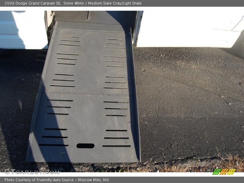 Stone White / Medium Slate Gray/Light Shale 2009 Dodge Grand Caravan SE