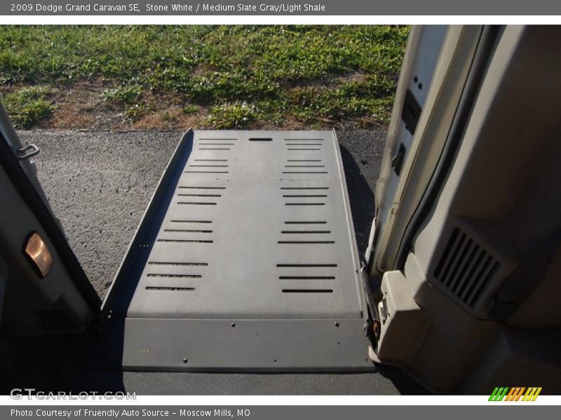Stone White / Medium Slate Gray/Light Shale 2009 Dodge Grand Caravan SE
