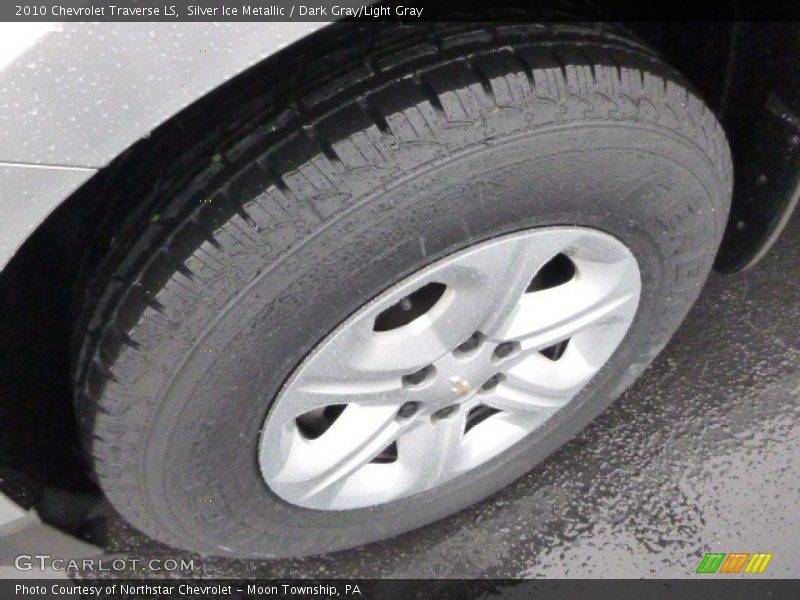 Silver Ice Metallic / Dark Gray/Light Gray 2010 Chevrolet Traverse LS