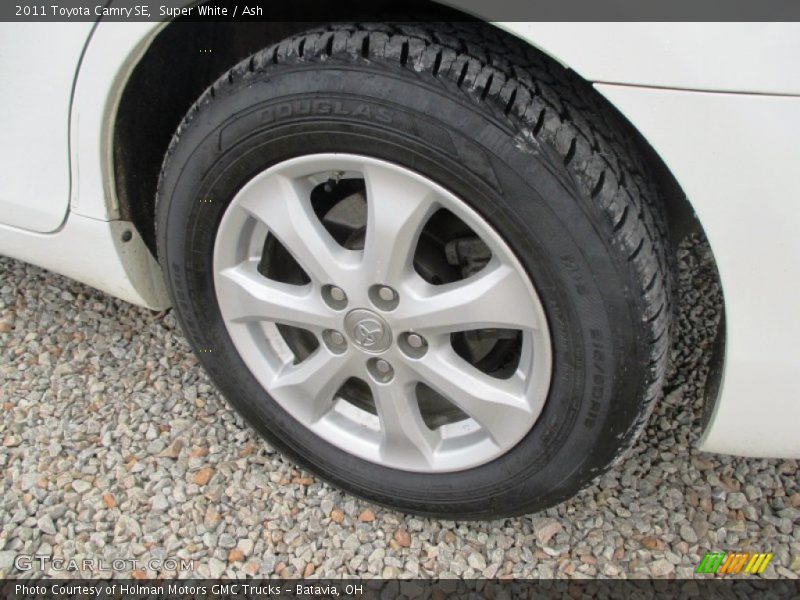 Super White / Ash 2011 Toyota Camry SE