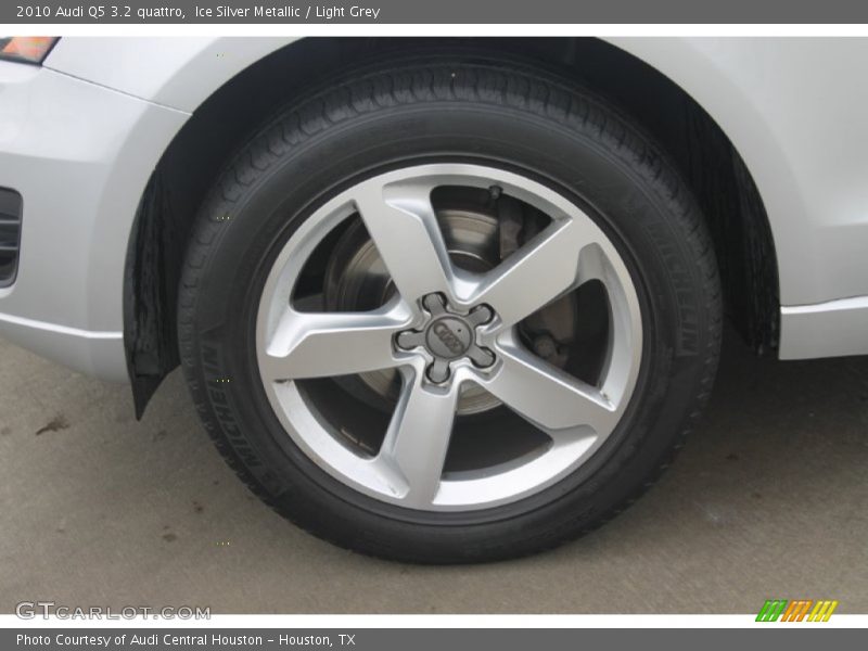 Ice Silver Metallic / Light Grey 2010 Audi Q5 3.2 quattro