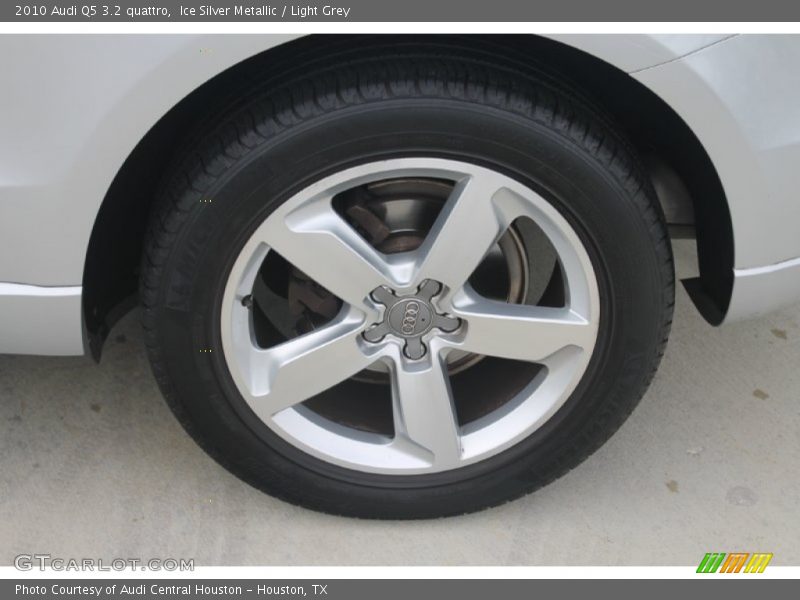 Ice Silver Metallic / Light Grey 2010 Audi Q5 3.2 quattro