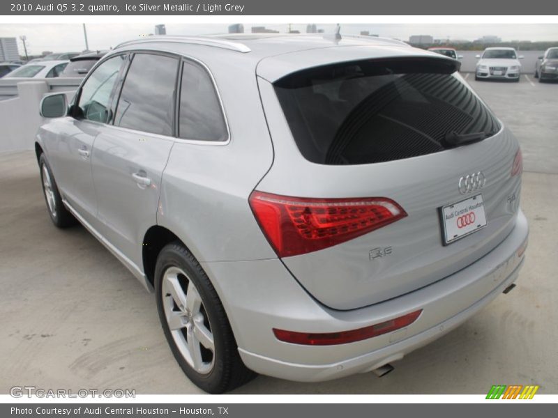 Ice Silver Metallic / Light Grey 2010 Audi Q5 3.2 quattro