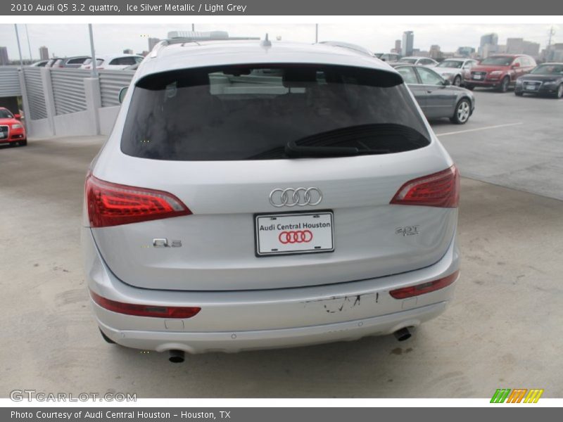 Ice Silver Metallic / Light Grey 2010 Audi Q5 3.2 quattro