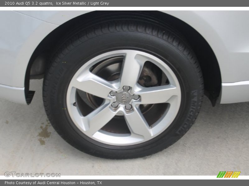 Ice Silver Metallic / Light Grey 2010 Audi Q5 3.2 quattro