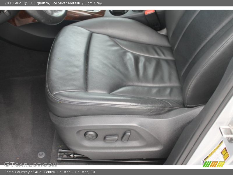 Ice Silver Metallic / Light Grey 2010 Audi Q5 3.2 quattro