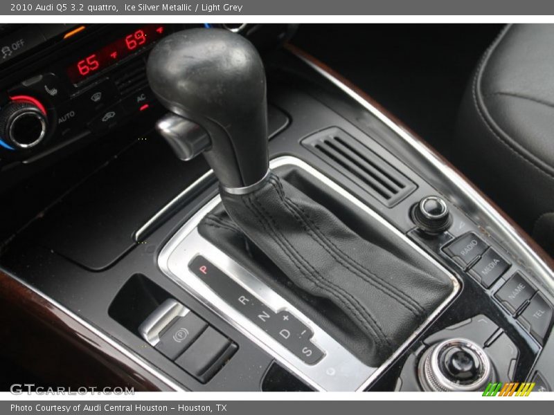 Ice Silver Metallic / Light Grey 2010 Audi Q5 3.2 quattro
