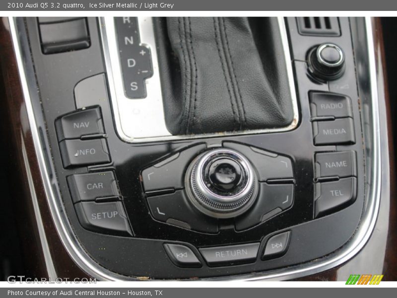 Ice Silver Metallic / Light Grey 2010 Audi Q5 3.2 quattro
