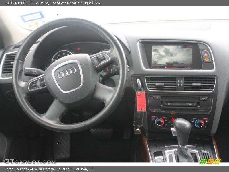 Ice Silver Metallic / Light Grey 2010 Audi Q5 3.2 quattro