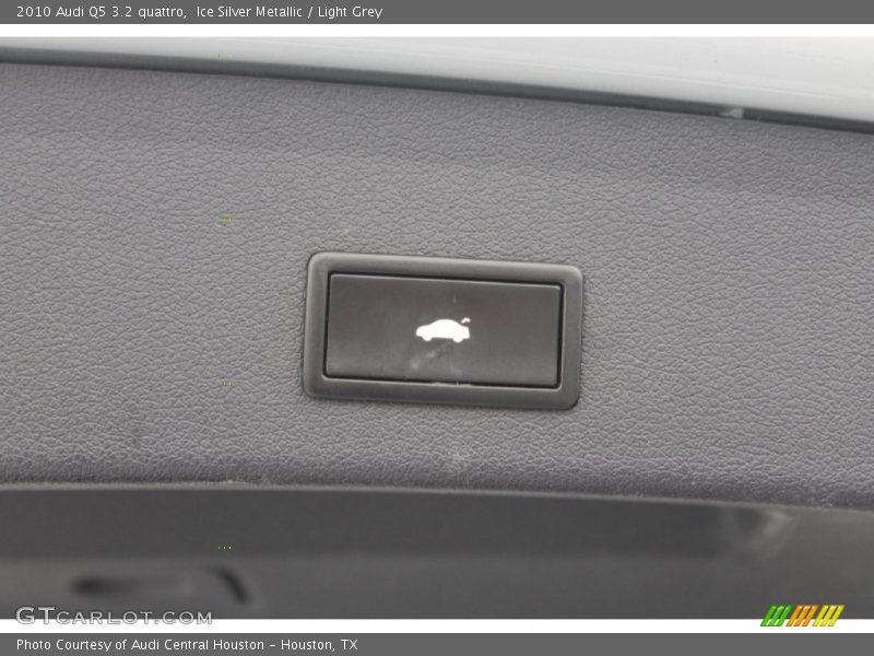 Ice Silver Metallic / Light Grey 2010 Audi Q5 3.2 quattro