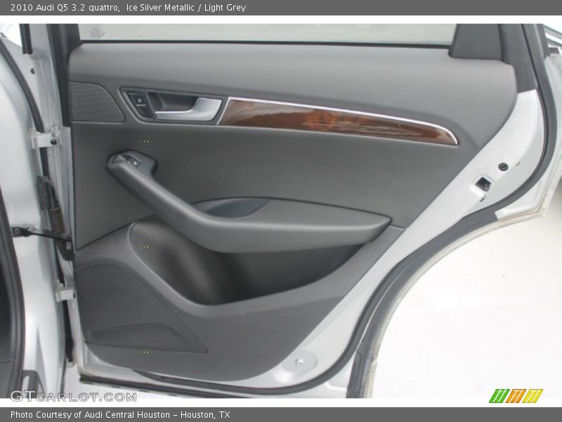 Ice Silver Metallic / Light Grey 2010 Audi Q5 3.2 quattro