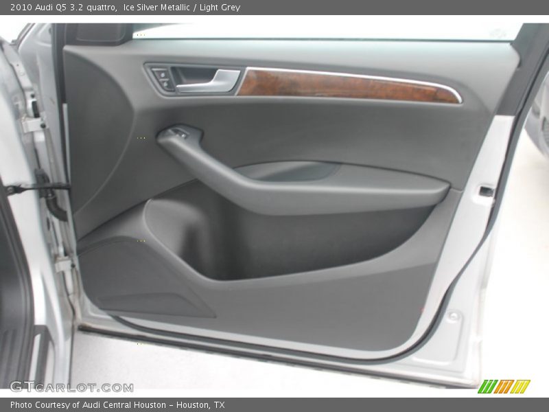 Ice Silver Metallic / Light Grey 2010 Audi Q5 3.2 quattro