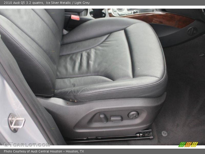 Ice Silver Metallic / Light Grey 2010 Audi Q5 3.2 quattro