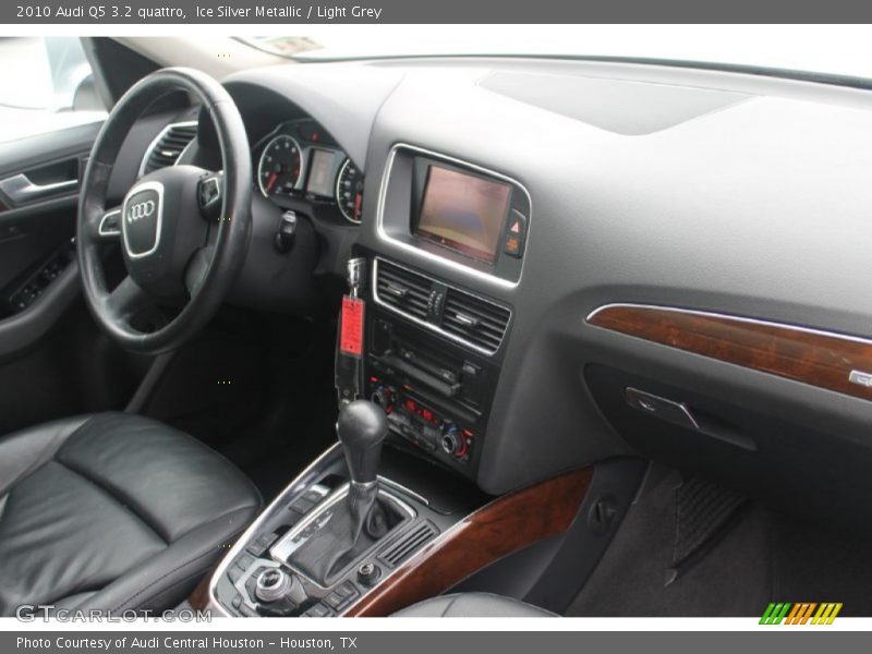 Ice Silver Metallic / Light Grey 2010 Audi Q5 3.2 quattro