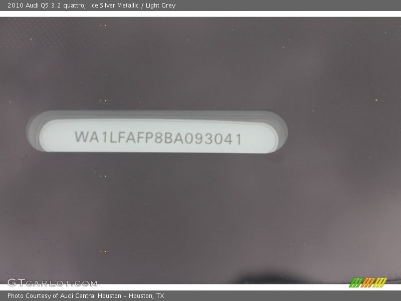 Ice Silver Metallic / Light Grey 2010 Audi Q5 3.2 quattro