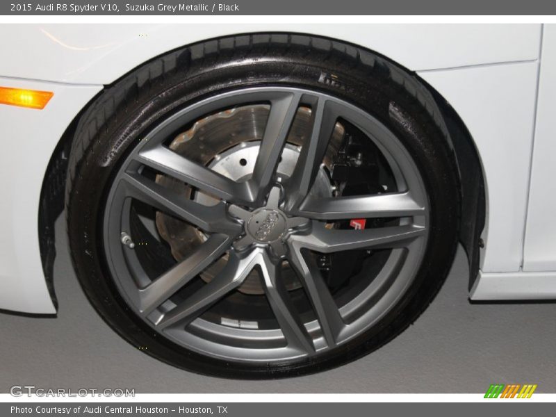 Suzuka Grey Metallic / Black 2015 Audi R8 Spyder V10