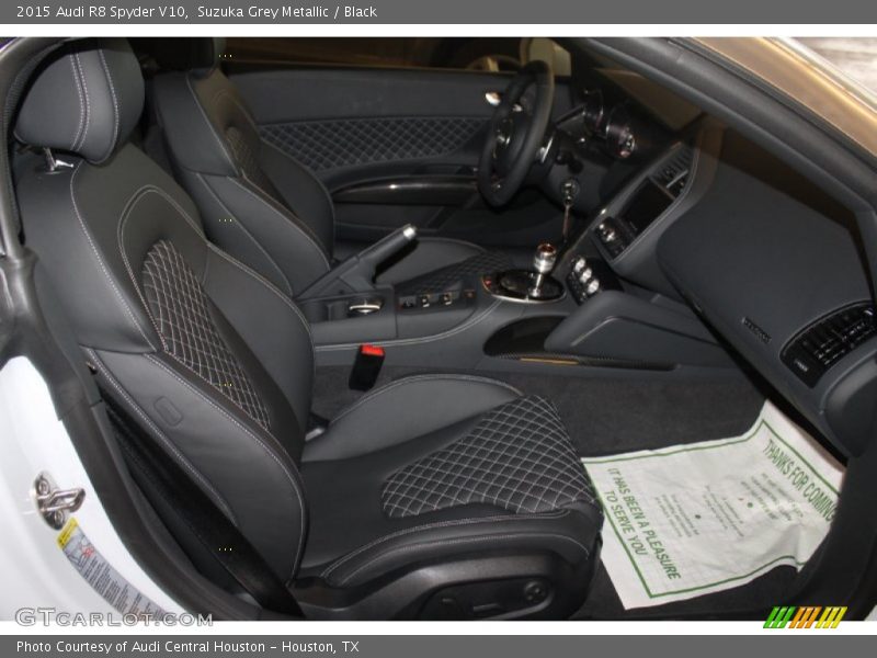 Front Seat of 2015 R8 Spyder V10
