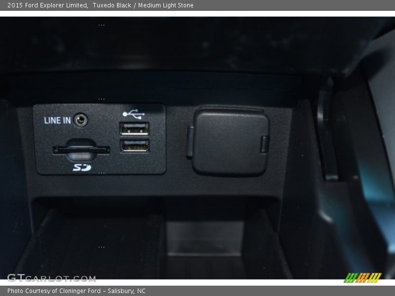 Tuxedo Black / Medium Light Stone 2015 Ford Explorer Limited