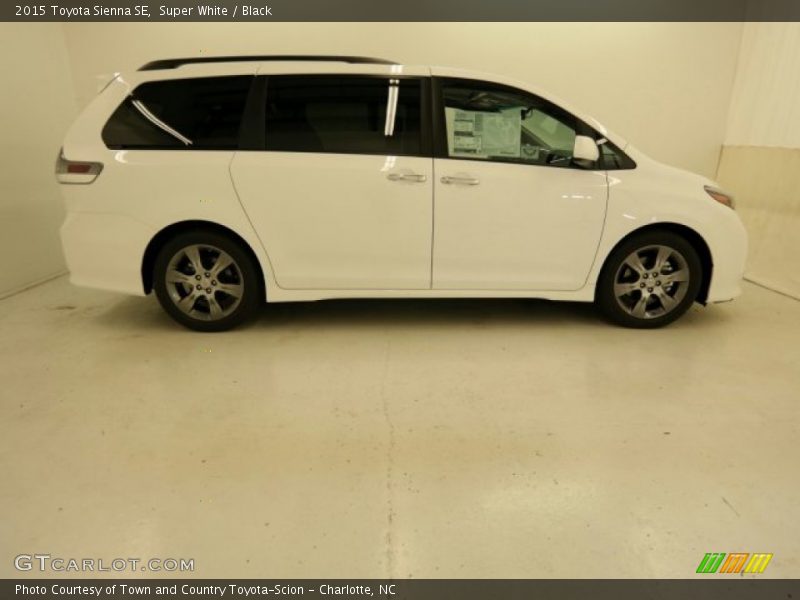 Super White / Black 2015 Toyota Sienna SE