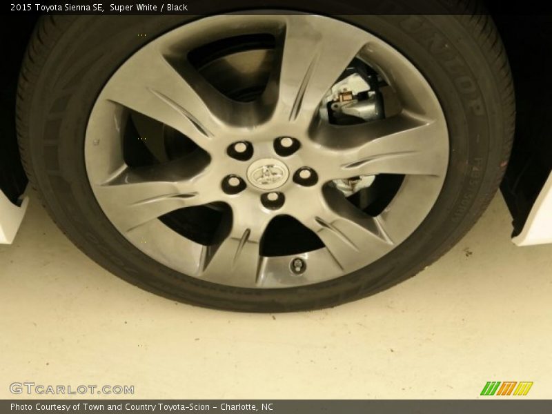 Super White / Black 2015 Toyota Sienna SE