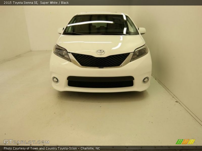 Super White / Black 2015 Toyota Sienna SE