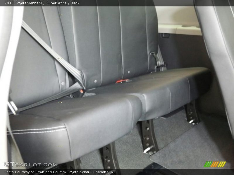 Super White / Black 2015 Toyota Sienna SE