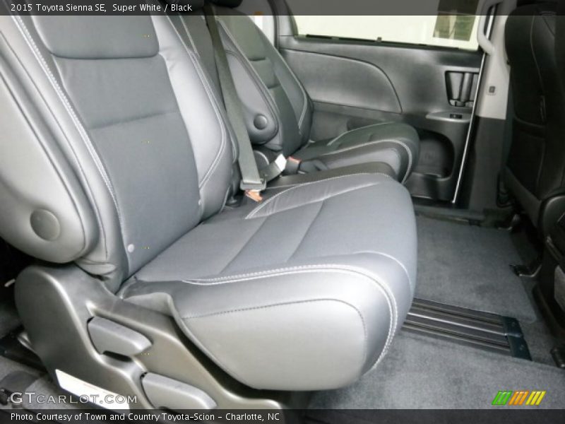 Super White / Black 2015 Toyota Sienna SE