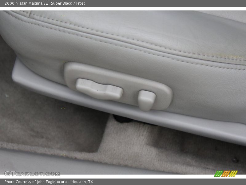 Super Black / Frost 2000 Nissan Maxima SE