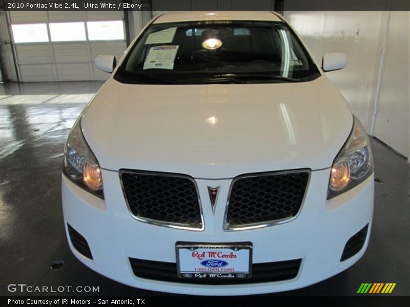Ultra White / Ebony 2010 Pontiac Vibe 2.4L
