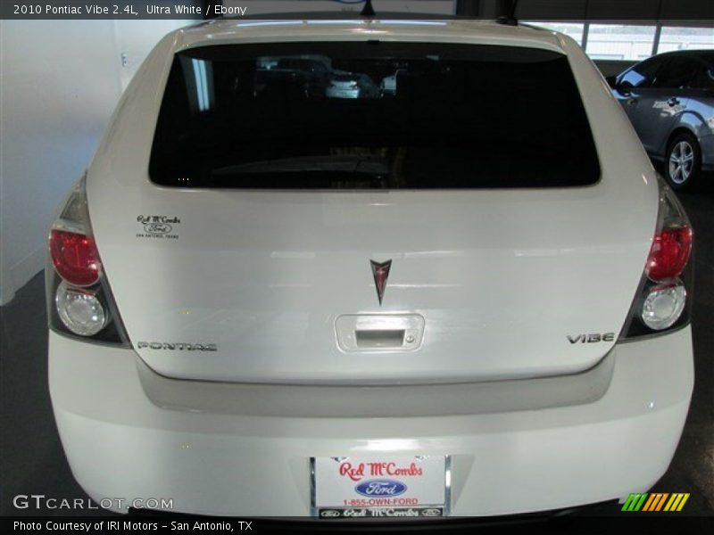 Ultra White / Ebony 2010 Pontiac Vibe 2.4L