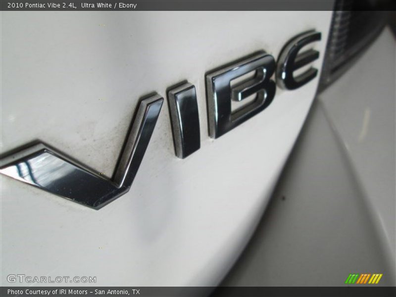 Ultra White / Ebony 2010 Pontiac Vibe 2.4L