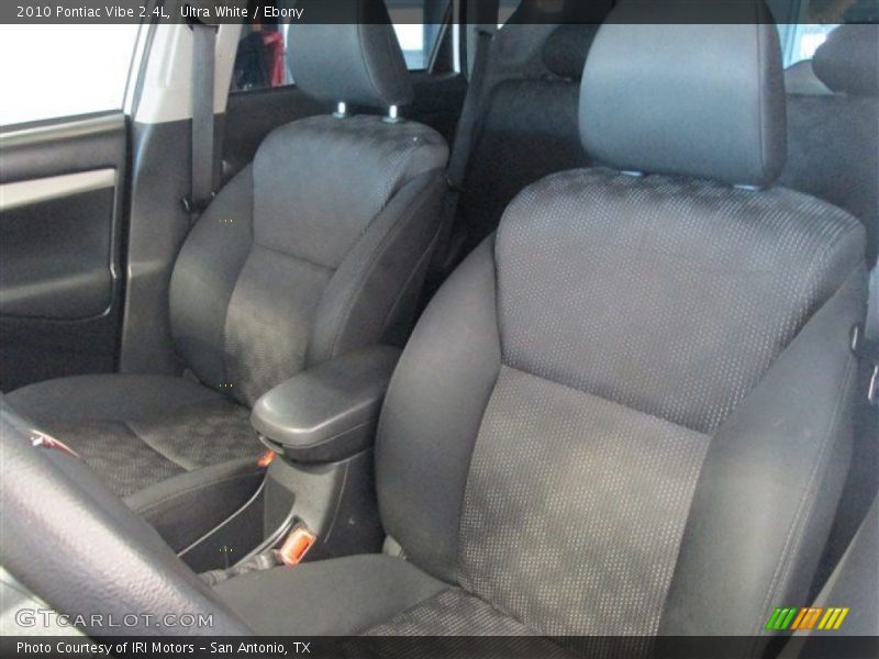Ultra White / Ebony 2010 Pontiac Vibe 2.4L