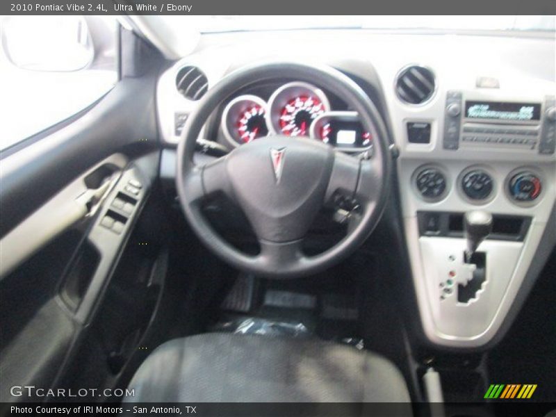 Ultra White / Ebony 2010 Pontiac Vibe 2.4L