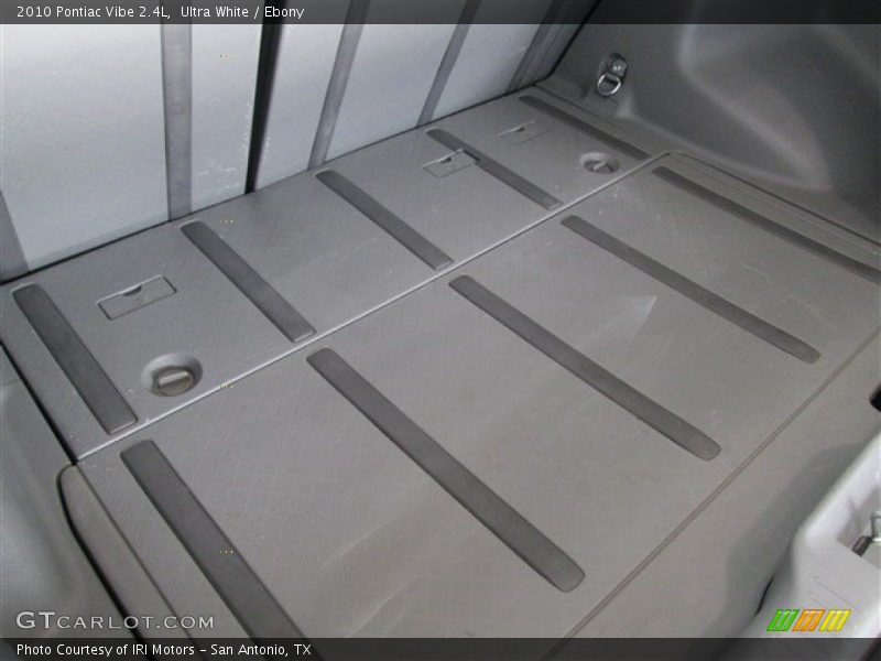 Ultra White / Ebony 2010 Pontiac Vibe 2.4L