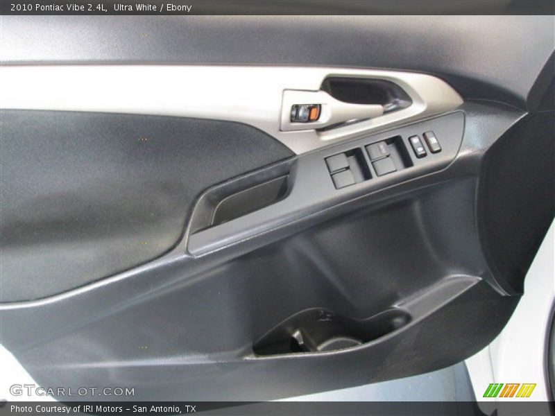 Ultra White / Ebony 2010 Pontiac Vibe 2.4L