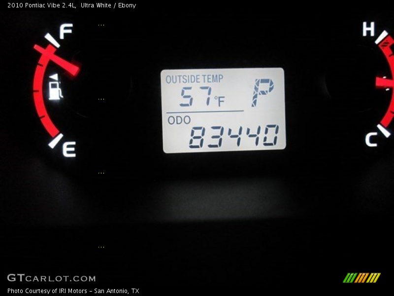 Ultra White / Ebony 2010 Pontiac Vibe 2.4L
